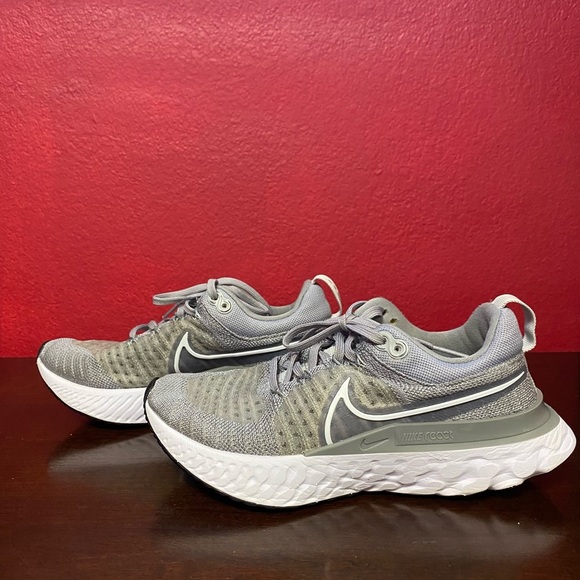 Nike Women React Gray and white Running Shoes size 6 - Picture 4 of 8